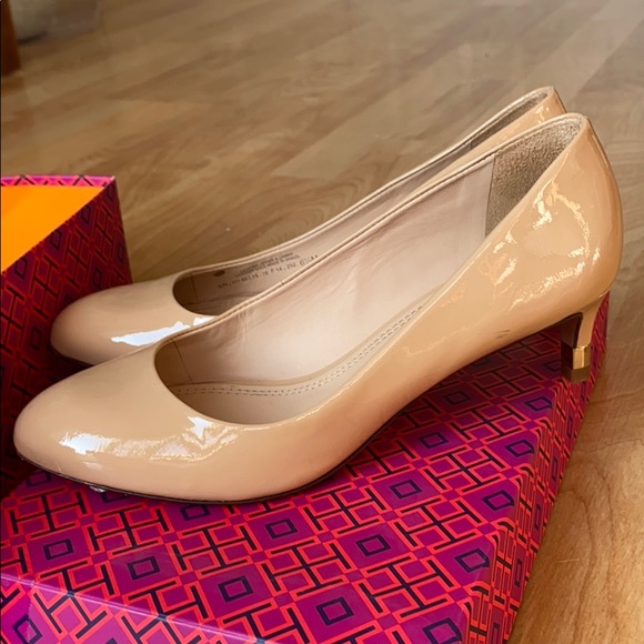 Beige Tory Burch Patent Leather Pump worn once - Picture 4 of 9